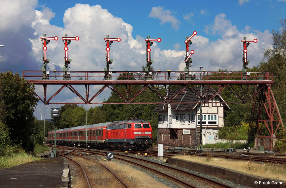 DB 218 451-3 schiebt RB 14068 Bad Harzburg - Hannover Hbf. aus dem Bf. Bad Harzburg mit der bekannten historischen Signalbrücke, KBS 320 Bad Harzburg - Hannover, fotografiert am 27.08.2014 (--> seit Fahrplanwechsel Dez. 2014 fährt hier die Erixx GmbH mit Triebzügen Lint 54)