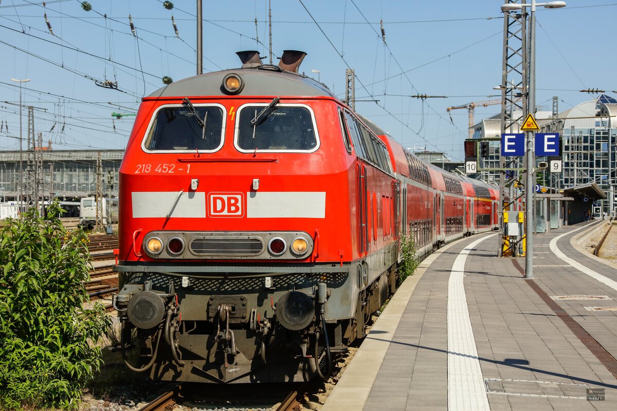 DB 218 452-1 mit RE in M�nchen Hbf, Juni 2023.