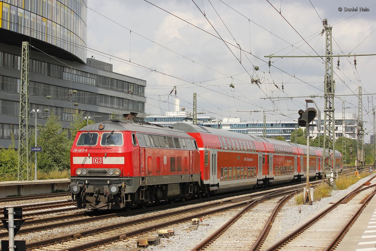DB 218 463-8 mit RE in M�nchen Heimeranplatz, Juli 2016.