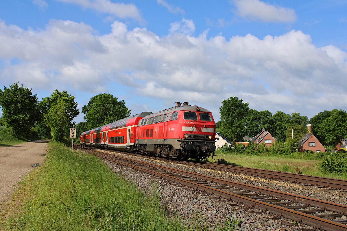 DB 218 470-3 zieht am 28.05.2022 den Strand-Express von Hamburg kommend über die Vogelfluglinie nach Puttgarden und dieselt hier am Morgen durch den Betriebsbahnhof Ratekau.