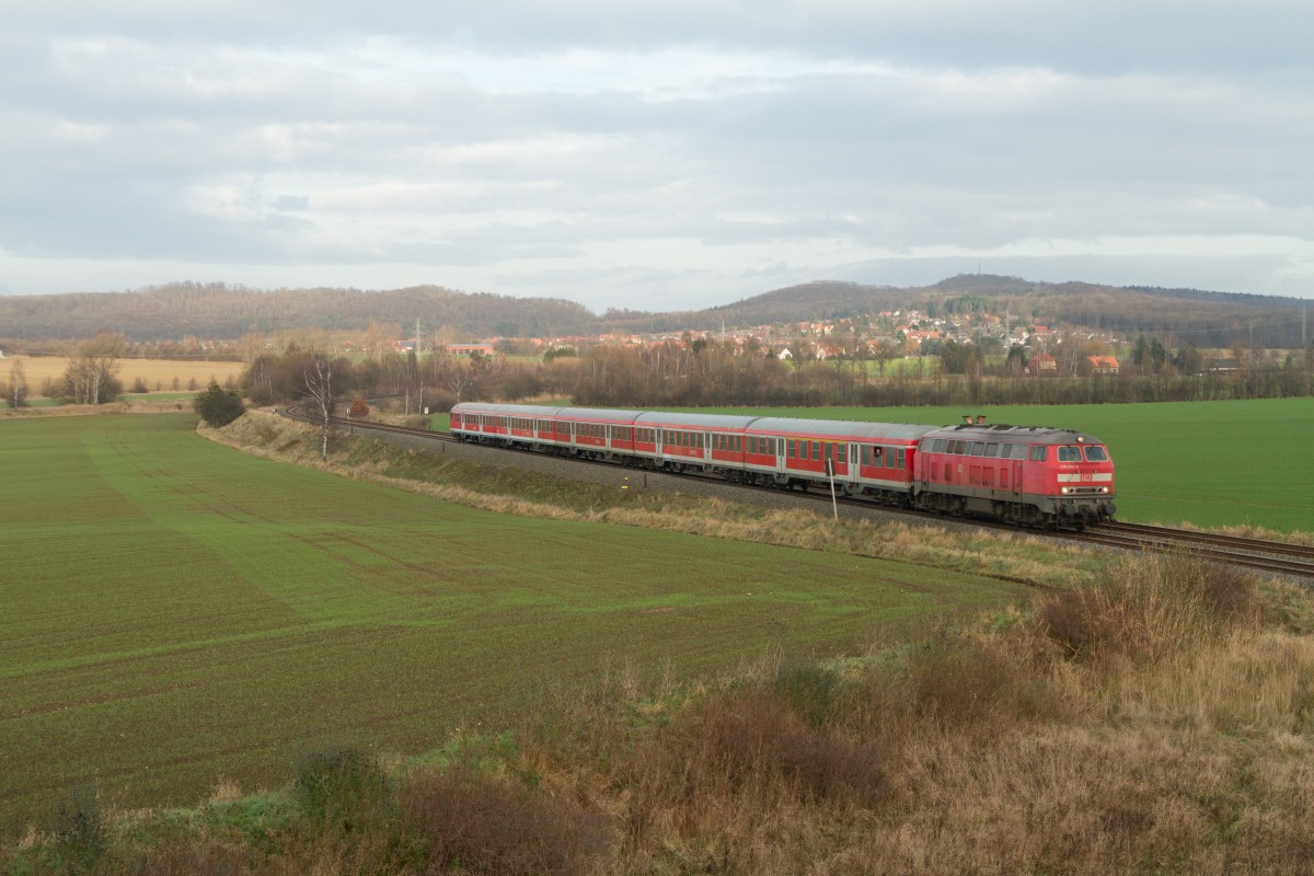 DB 218 470 passiert bei Goslar-Baßgeige mit RE 14079 nach Goslar am 8 Dezember 2014.