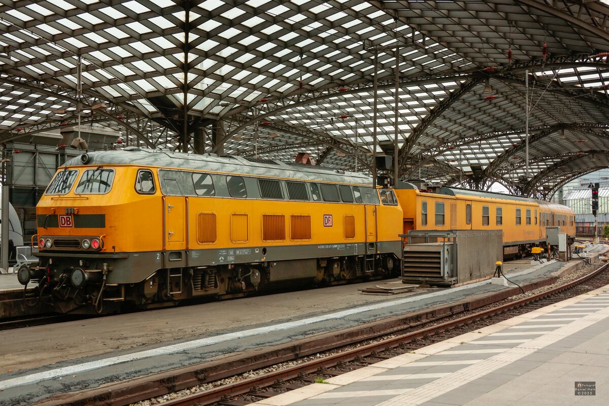 DB 218 471-1 mit Fahrwegmesszug in K�ln Hbf, Januar 2025.