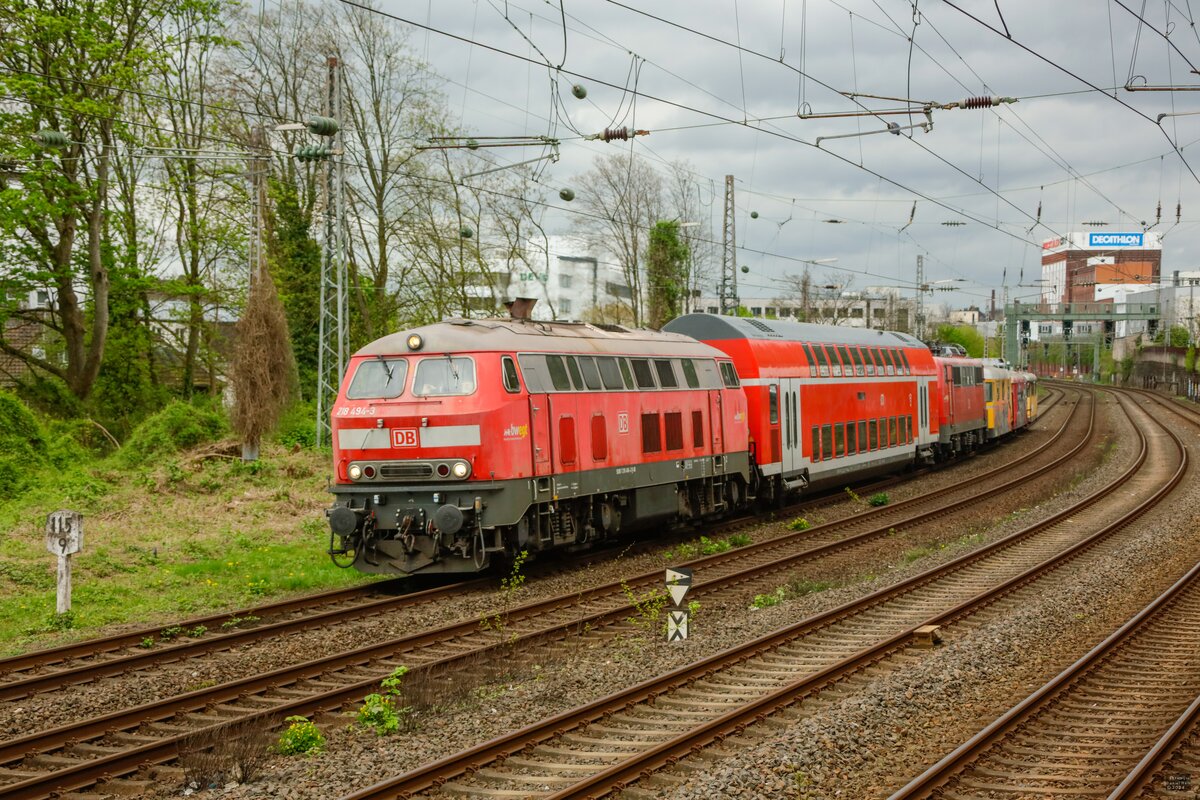 DB 218 494-3 mit DB Dosto, DB 111 139 & 740 004 DB Signaldienst Triebwagen ex DB 798 in Wuppertal, April 2024.