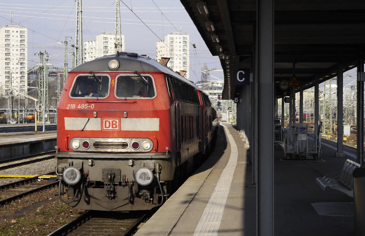 DB 218 495 fährt mit 218 470 und IC 119 in den Stuttgarter Hbf ein (7.2.18). Noch darf sie das ja.