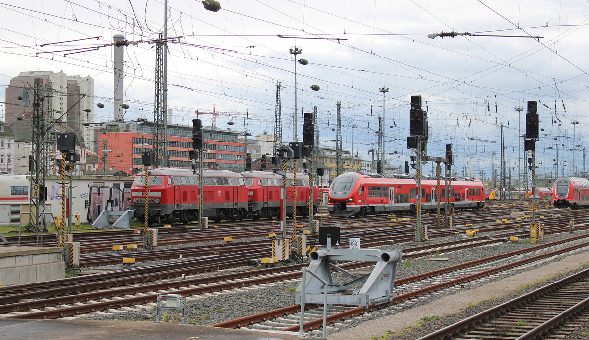 DB 218 810-0 + 218 xxx als Abschlepploks und der DB 633 002 als RB 15634 aus Dieburg, am 03.04.2024 in Frankfurt (M) Hbf.