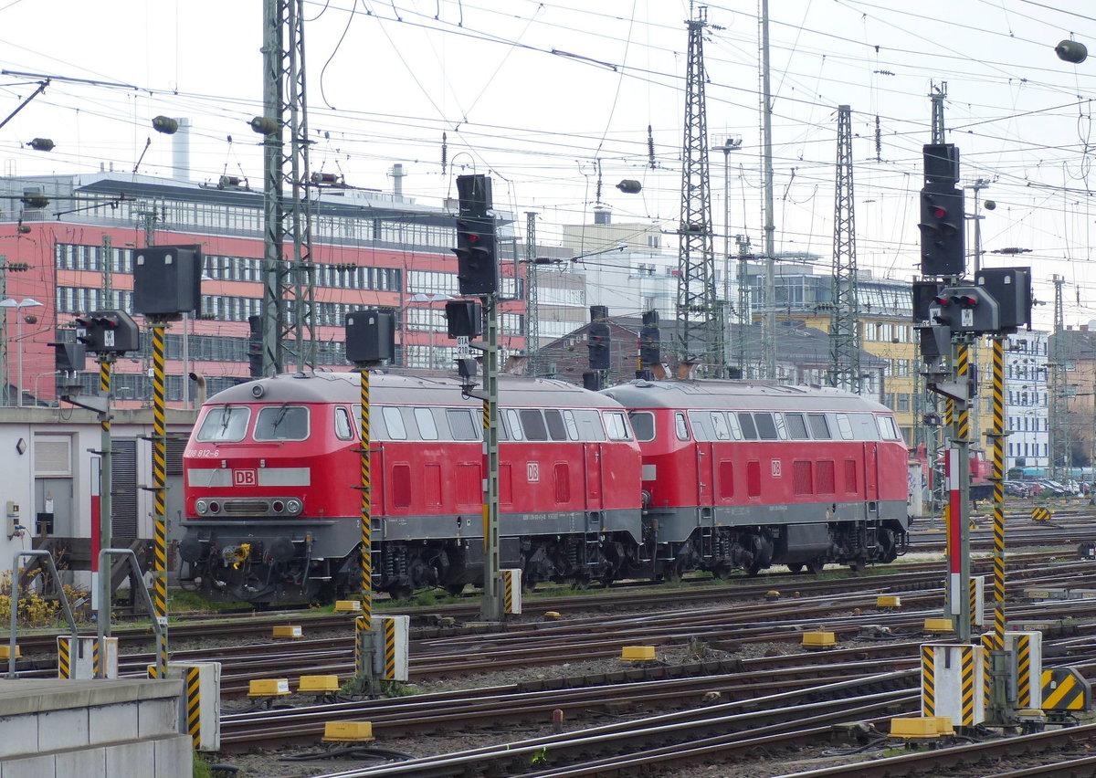 DB 218 812-6 + 218 813-4 warten als Abschlepploks am 13.04.2019 in Frankfurt (M) Hbf auf neue Einsätze.
