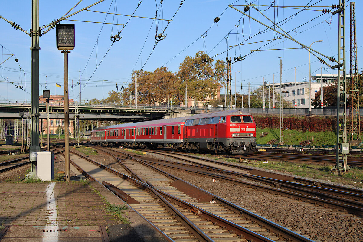 DB 218 813-4 erreicht mit dem Wagenpark den Murgtäler Radexpresses den Mannheimer Hbf aus Ludwigshafen kommend. Der Zug wird im Anschluss über Neustadt(Weinstr) nach Bundenthal-Rumbach fahren. (06.11.2022)