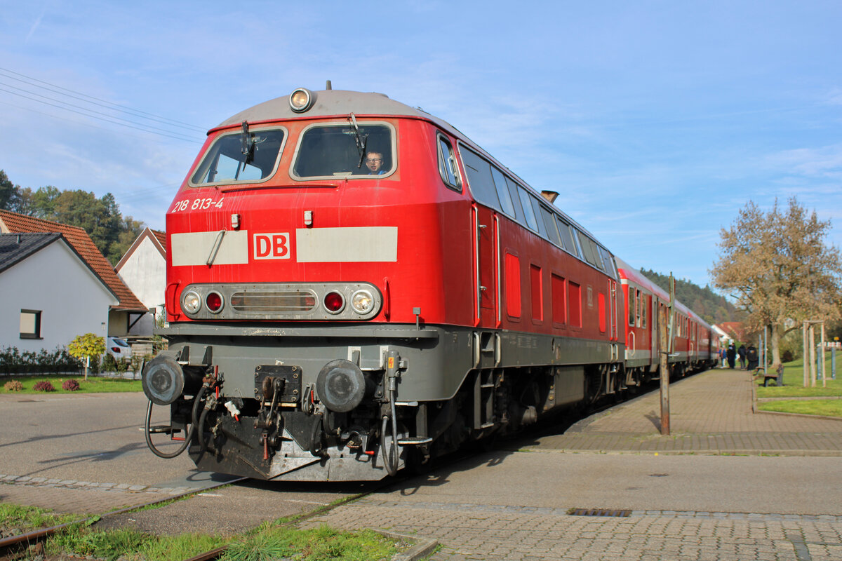 DB 218 813-4 steht mit ihrem Sonderzug anlässlich des Martinimarktes in Dahn am Haltepunkt Bruchweiler zur Fahrt nach Bundenthal-Rumbach. (06.11.2022)