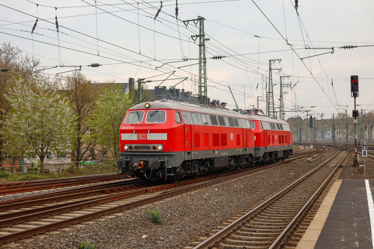 DB 218 825-8 & DB 218 824 in D�sseldorf Hbf, April 2019.