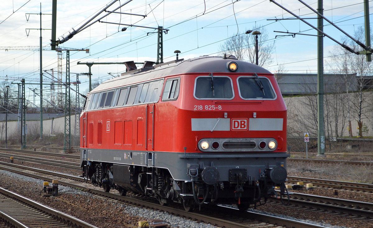 DB  218 825-8  (NVR: 9280 1 218 825-8 D-DB) am 15.01.20 bei der überraschenden Durchfahrt Bf. Flughafen Berlin Schönefeld, 15.01.20 