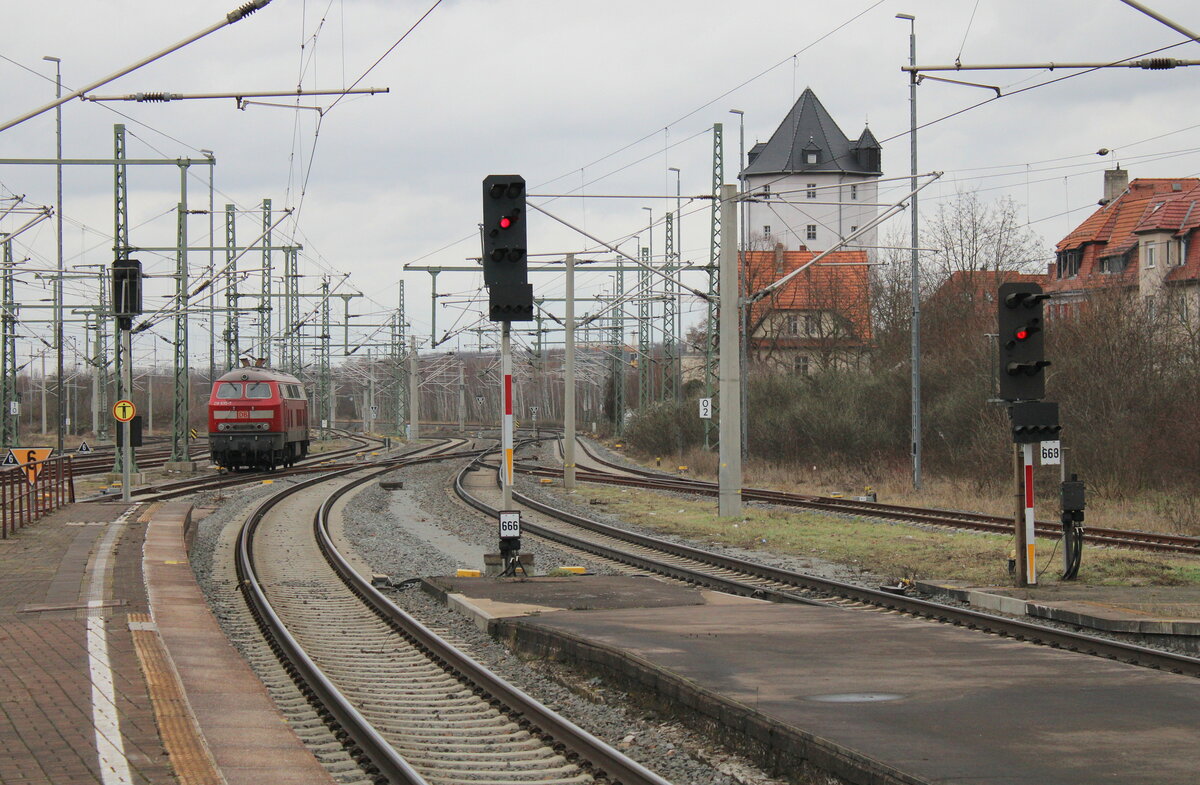 DB 218 835-7 am 01.02.2023 beim umsetzen in Weimar. Sie brachte den Lr 91340 (Nrnberg Hbf - Halle (S) Hbf) als Zuglok durch den Thringer Wald bis Weimar.