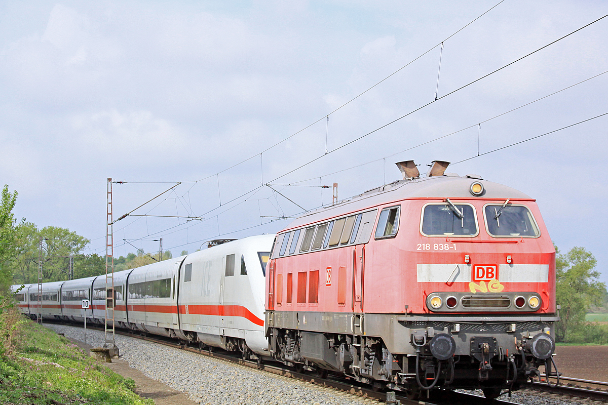 DB 218 838-1 Abschleppdienst für ICE1 am 28.04.2019 nördlich von Salzderhelden am Bü75,1 in Richtung Hannover