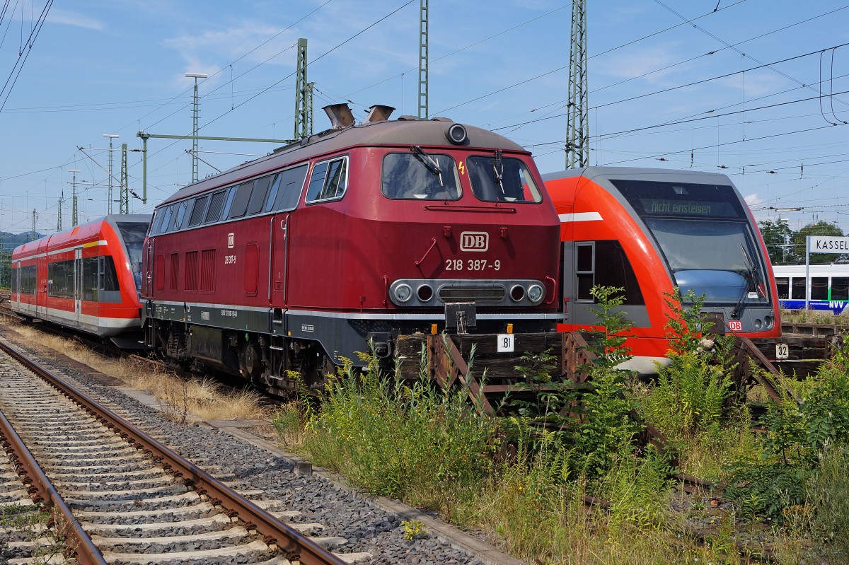 DB 218: DB 218 387-9  IM UNKRAUT  am 6. August 2013 vor dem alten Bahnhof Kassel, der nur noch von einigen wenigen Zgen und dem Regiotram angefahren wird.
Foto: Walter Ruetsch
