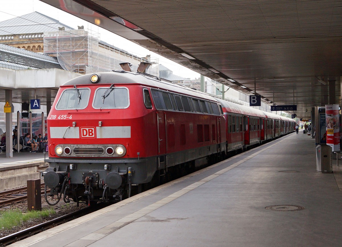 DB 218: RE Hannover-Harzburg mit der DB 218 455-4 im Hauptbahnhof Hannover kurz vor der Abfahrt nach Harzburg. Diese bald historische Aufnahme ist am 5. August 2013 entstanden.
Foto: Walter Ruetsch