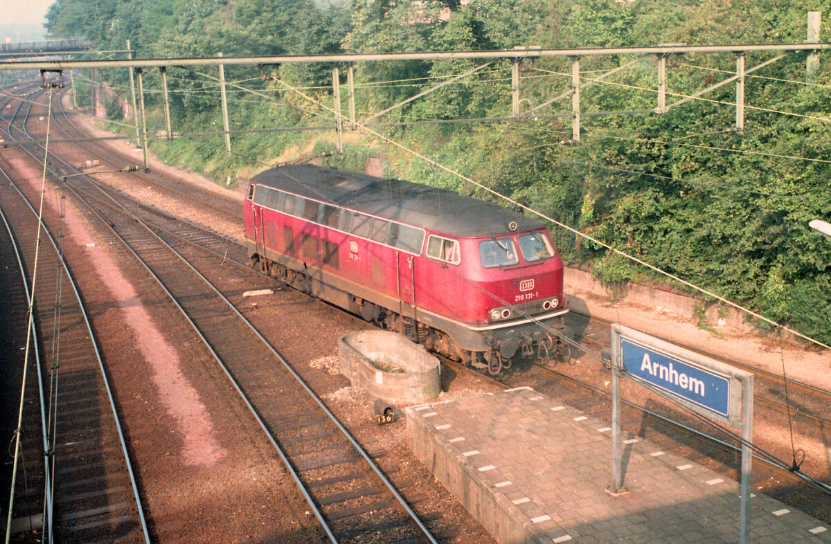 DB 218.131-1 rangiert zum Bahnsteiggleis in Arnhem. Die Lok übernimmt dort den D-417 (Amsterdam CS - München Hbf) zur Weiterfahrt über Nijmegen, Kleve und Krefeld.
Arnhem, 28.09.1980. Scan (Kodacolor 400).