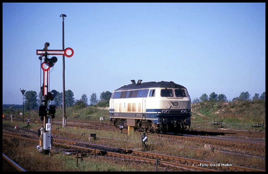 DB 218265 rangiert im Gleisvorfeld des DDR Grenzbahnhofs Oebisfelde am 16.9.1990 um 11.00 Uhr. Interessant auch das Stummelsignal HP 2.