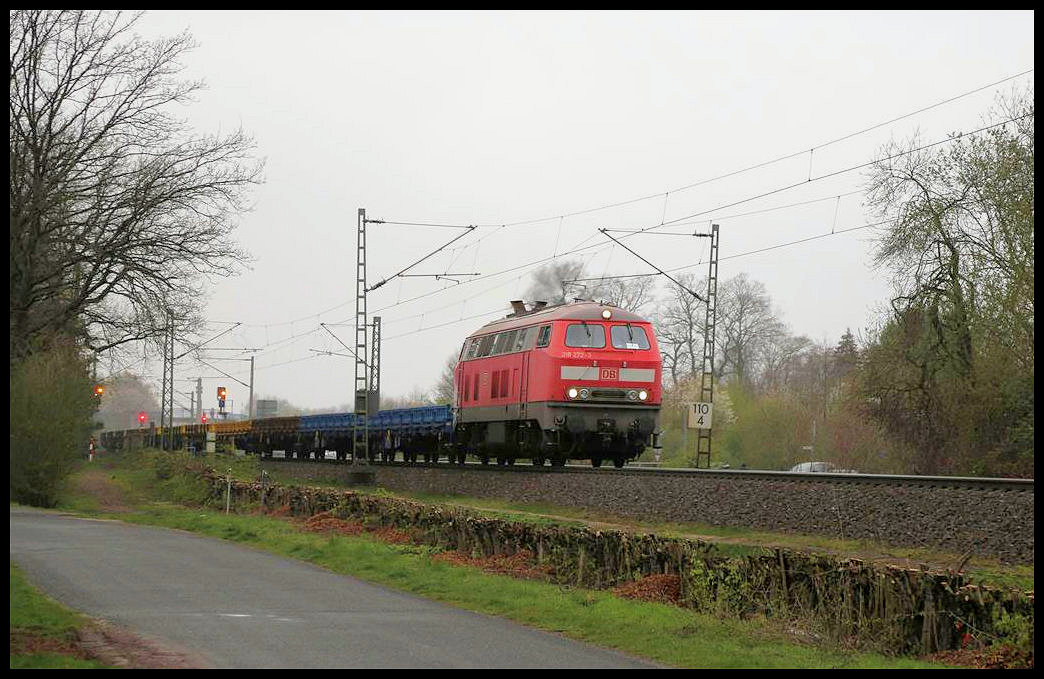 DB 218272-3 hat einen Bauzug aus dem Bahnhof Hasbergen abgeholt und fährt hier nun am 4.4.2019 um 16.53 Uhr damit ab nach Osnabrück.