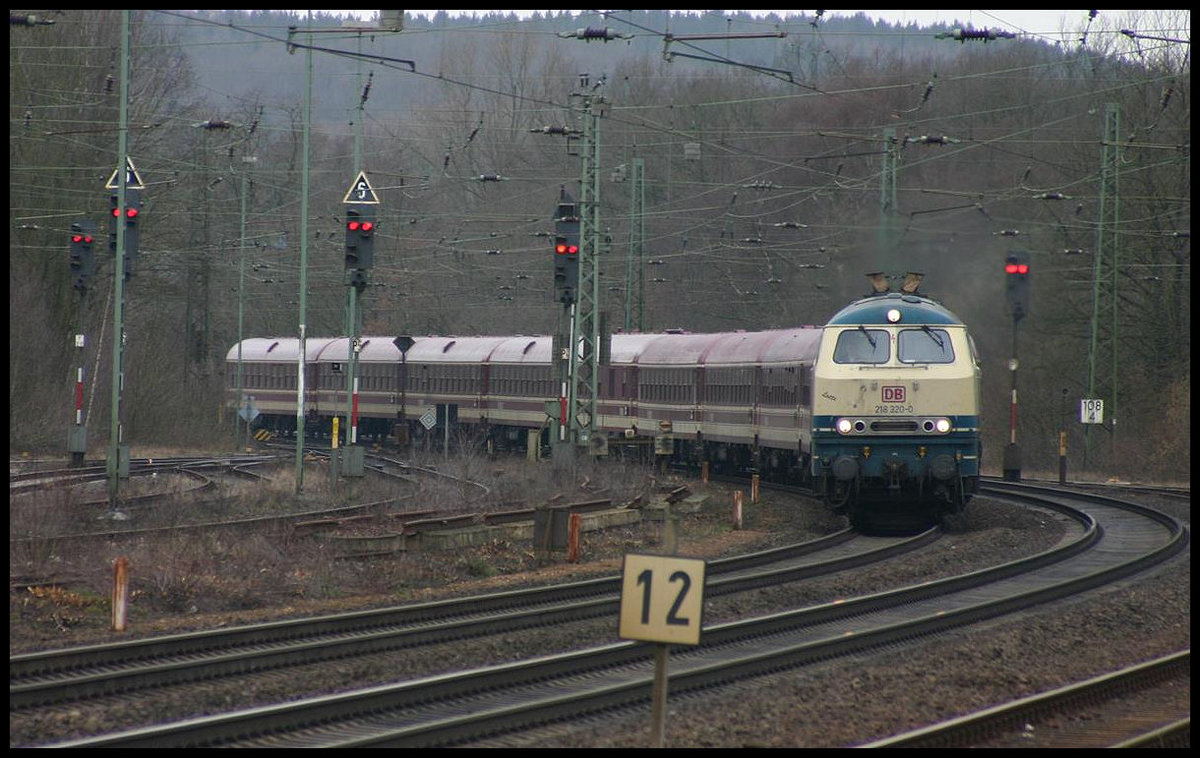 DB 218320 erreicht hier mit ihrem Sonderzug von On Wheels nach Hamburg am 1.4.2006 um 9.13 Uhr den Bahnhof Hasbergen.