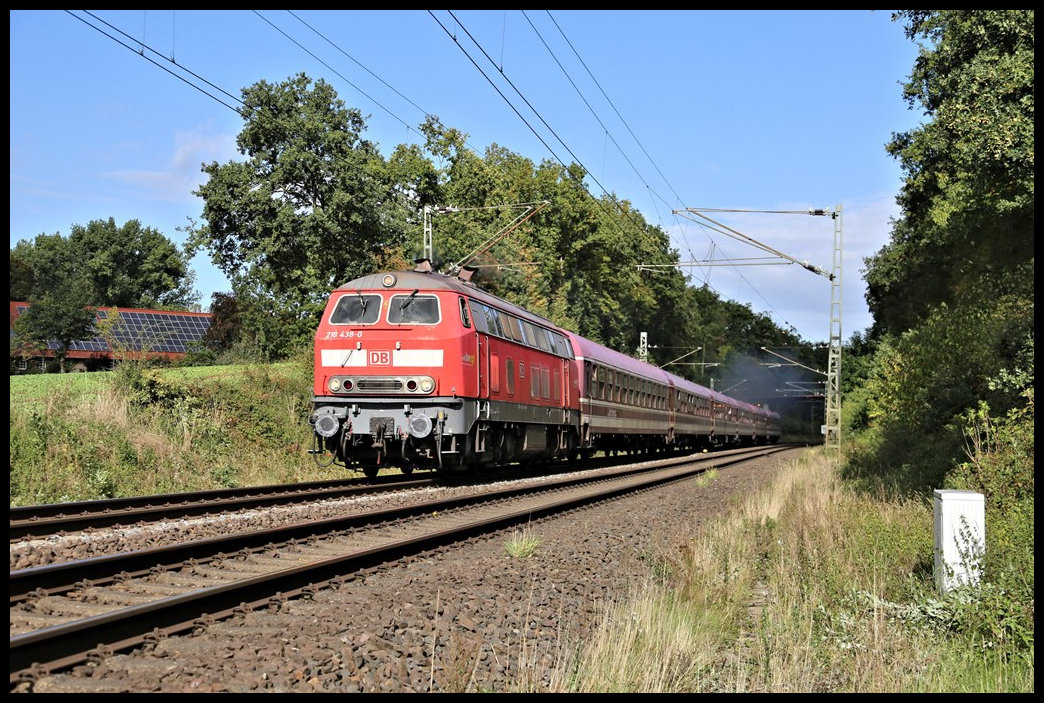 DB 218438-0 bespannte am 2.10.2022 einen Partyzug von Sande nach Münster. Um 15.04 Uhr hatte der Zug Hasbergen an der Rollbahn erreicht und strebt hier am Ortsrand mit mächtig Power und Sound dem Zielort entgegen.