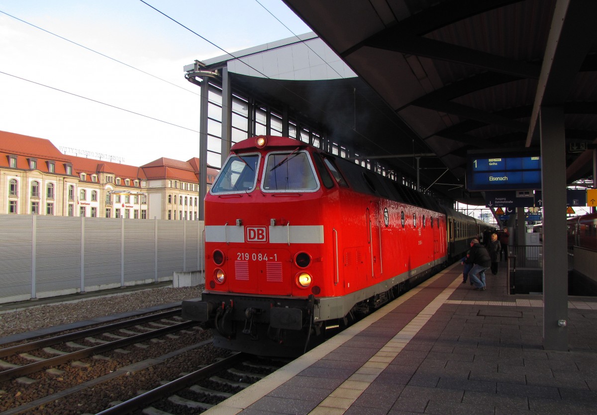 DB 219 084-1 mit dem RE 16195  Wartburg-Express  von Saalfeld nach Eisenach, am 07.12.2013 beim Halt in Erfurt Hbf.