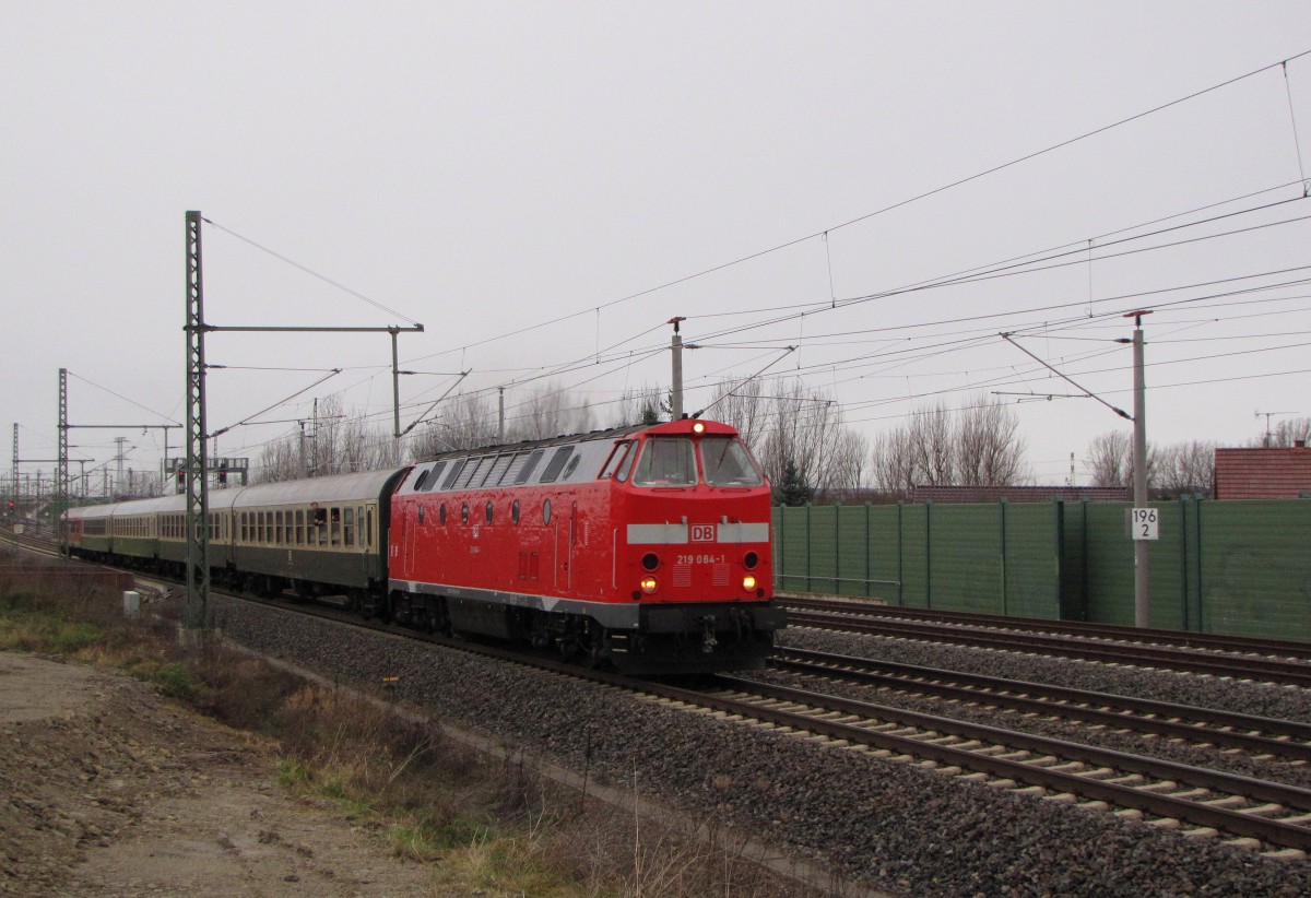 DB 219 084-1 mit dem RE 16259  Erzgebirgs-Express  von Erfurt Hbf nach Schwarzenberg, am 13.12.2014 in Azmannsdorf. Leider viel die Lok ab Gera Hbf wegen einem Schaden aus. Die Reisenden mußten die Sonderfahrt in einem Tw der BR 612 ins Erzgebirge fortsetzen.