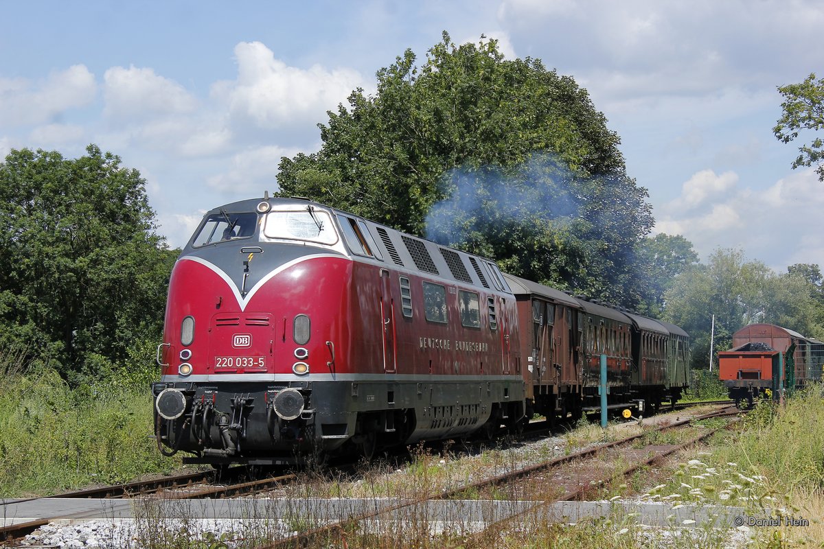 DB 220 033-5 zu Gast bei der Hespertalbahn in Essen Kupferdreh, Juli 2015.