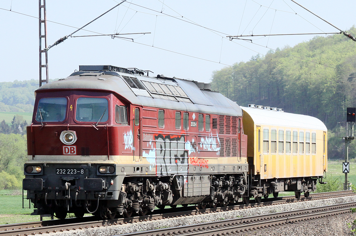 DB 232 223-8 in Altrot leider mit Graffitis vollgeschmiert am 22.04.2018 nördlich von Salzderhelden am BÜ 75,1 in Richtung Göttingen