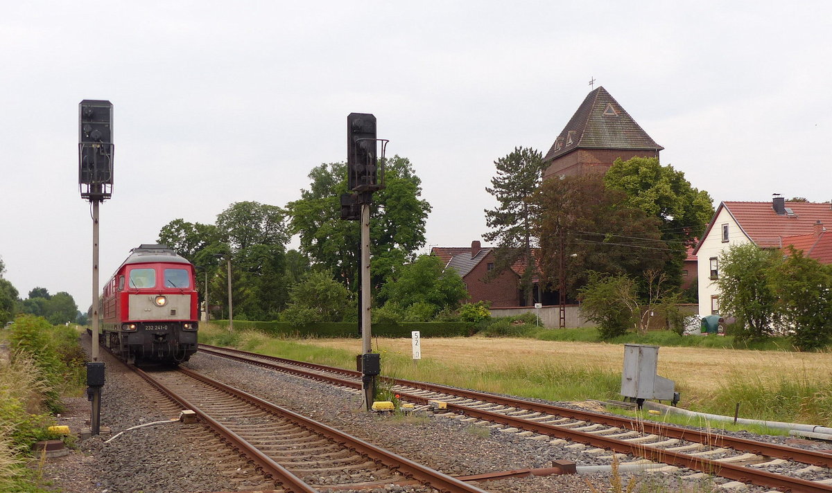 DB 232 241-0 mit dem Lr 16990 von Erfurt Gbf nach Kleinfurra, am 08.06.2018 beim Kreuzungshalt in Ringleben-Gebesee. Leider blieb die Lok mit einem Schaden in Straußfurt liegen.