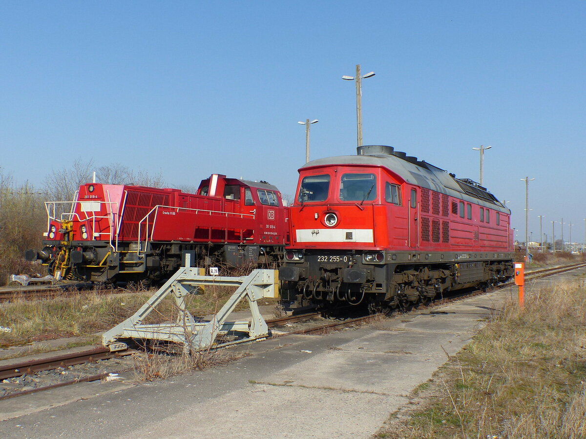 DB 232 255-0 und 261 019-4 pausieren am 28.03.2020 in Erfurt Gbf. Von einem ffentlichen Weg aus fotografiert.
