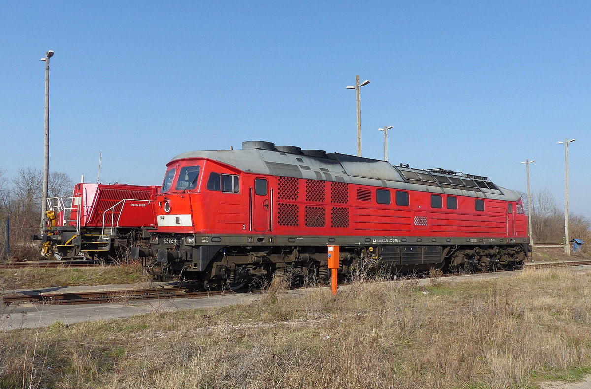 DB 232 255-0 pausiere am 28.03.2020 in Erfurt Gbf. Von einem Fußweg aus fotografiert.