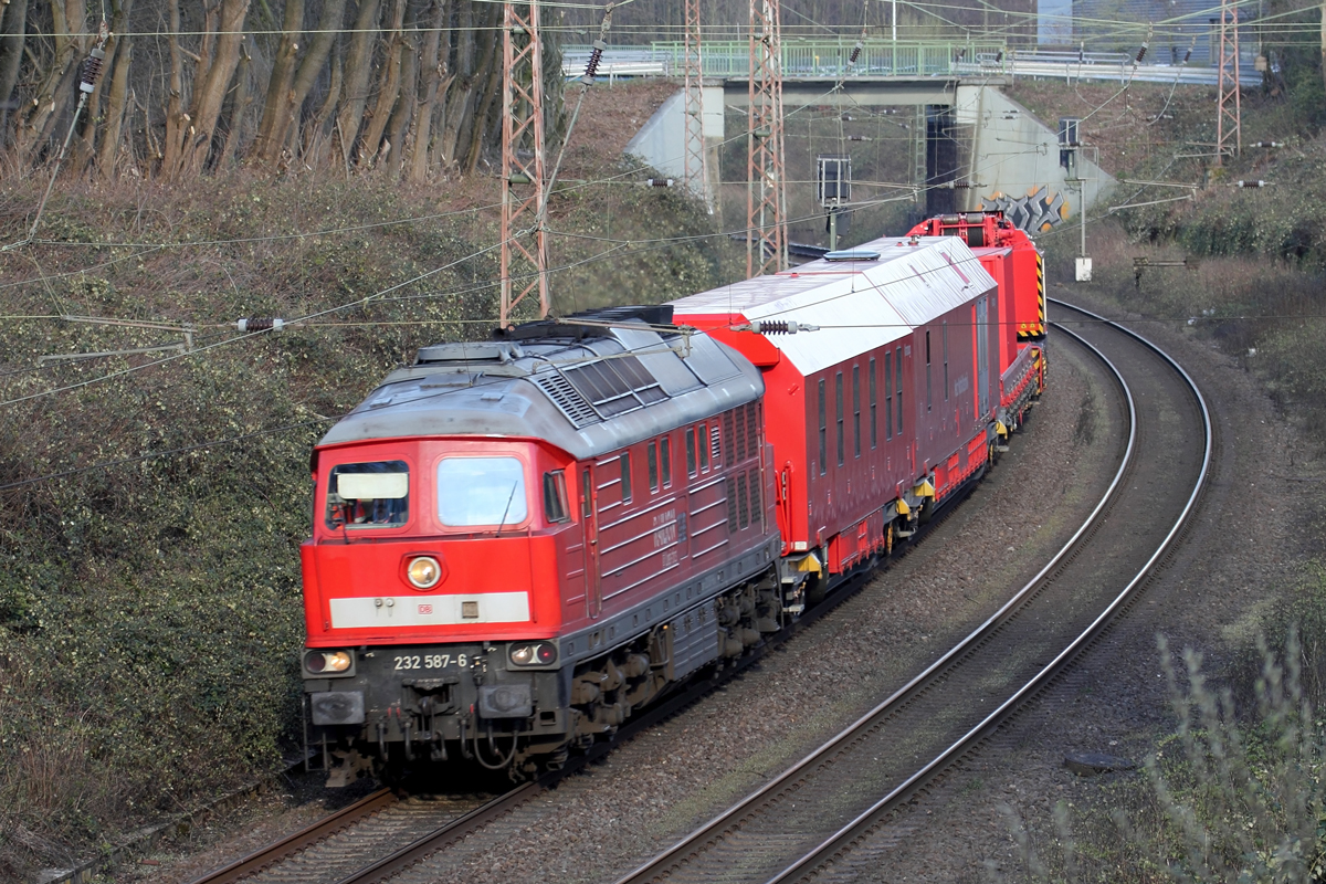 DB 232 587-6 mit einem Notfallzug auf der Hamm-Osterfelder Strecke in Recklinghausen 25.3.2020