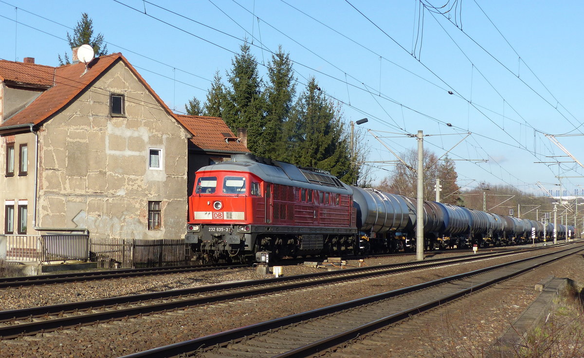 DB 232 635-3 mit dem GC 68305 vom Stendell nach Emleben, am 16.01.2020 in Erfurt-Bischleben. Am Zuschluss schiebt die 233 232-8 nach und die Loks sind seit Erfurt Gbf am Zug.