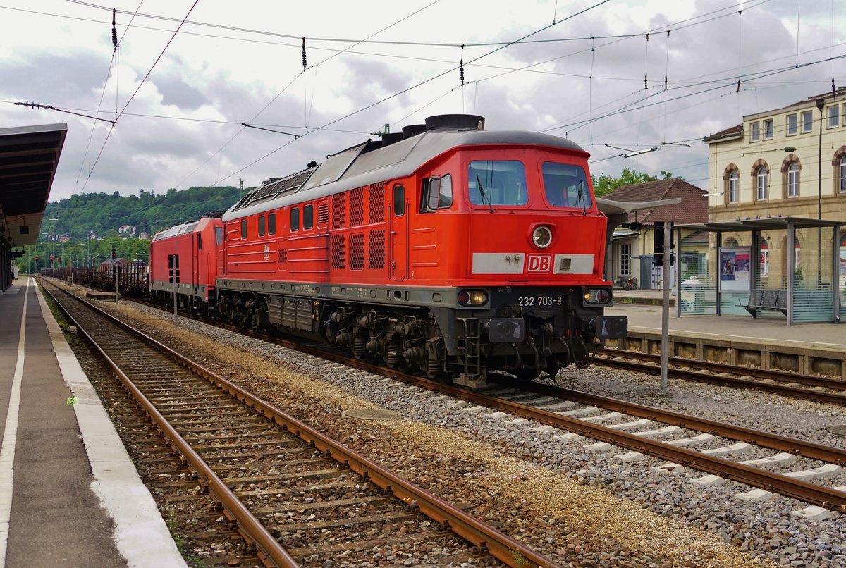 DB 232 703 mit 185 287 und Stahlzug im Anhang durchfährt am 02.09.2017 von Horb/N kommend Tübingen Hbf.