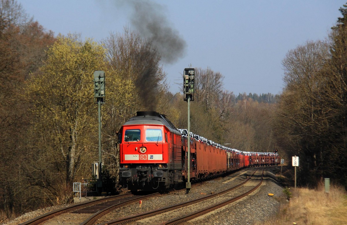 DB 233 176-7 mit Ganzzug 49996 Autotransport von Kolin (Tschechien) nach Gelsenkirchen-Bismarck bei Ausfahrt aus dem Betriebsbahnhof Großalbershof nach Kreuzung mit einem RE, KBS 870  Neustadt Waldnaab - Nürnberg, fotografiert am 14.03.2014 