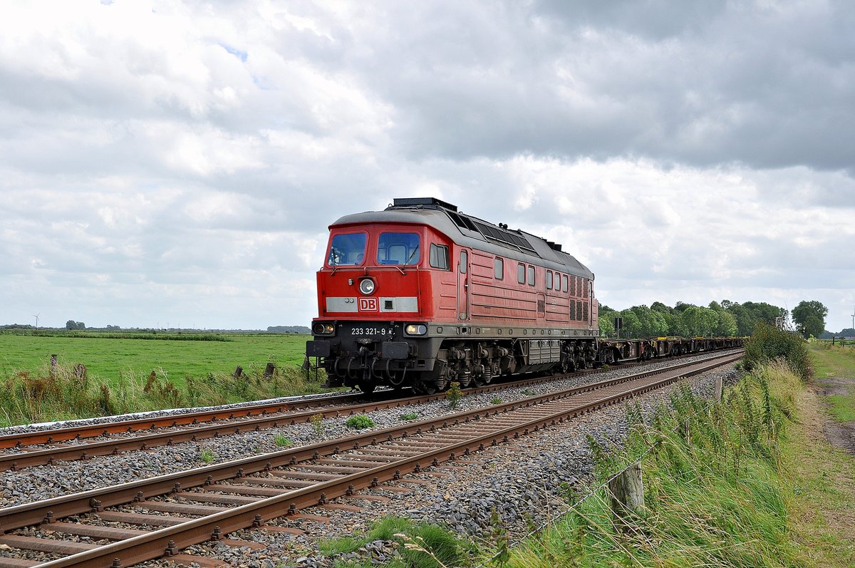 DB 233 321 mit leeren Containertragwagen zum Jade-Weser-Port bei Sande am 08.08.16..
