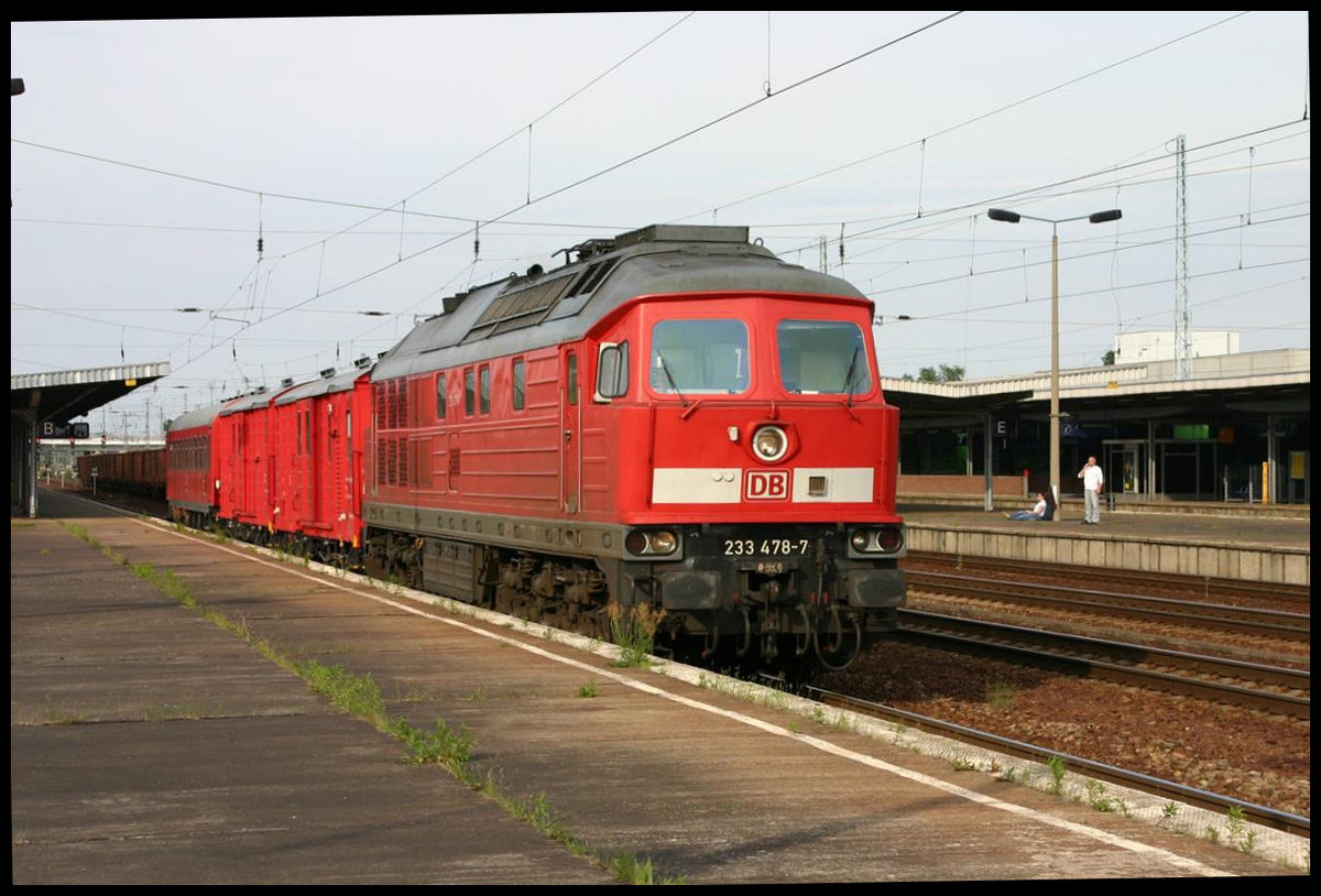DB 233478-7 kam mit einem Hilfszug am 1.6.2007 durch den Bahnhof Berlin Schönefeld.