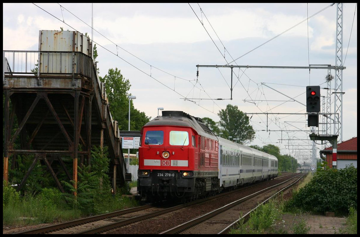 DB 234278-0 erreicht hier mit dem EC 47 aus Warschau am 30.05.2007 Berlin Karlshorst.