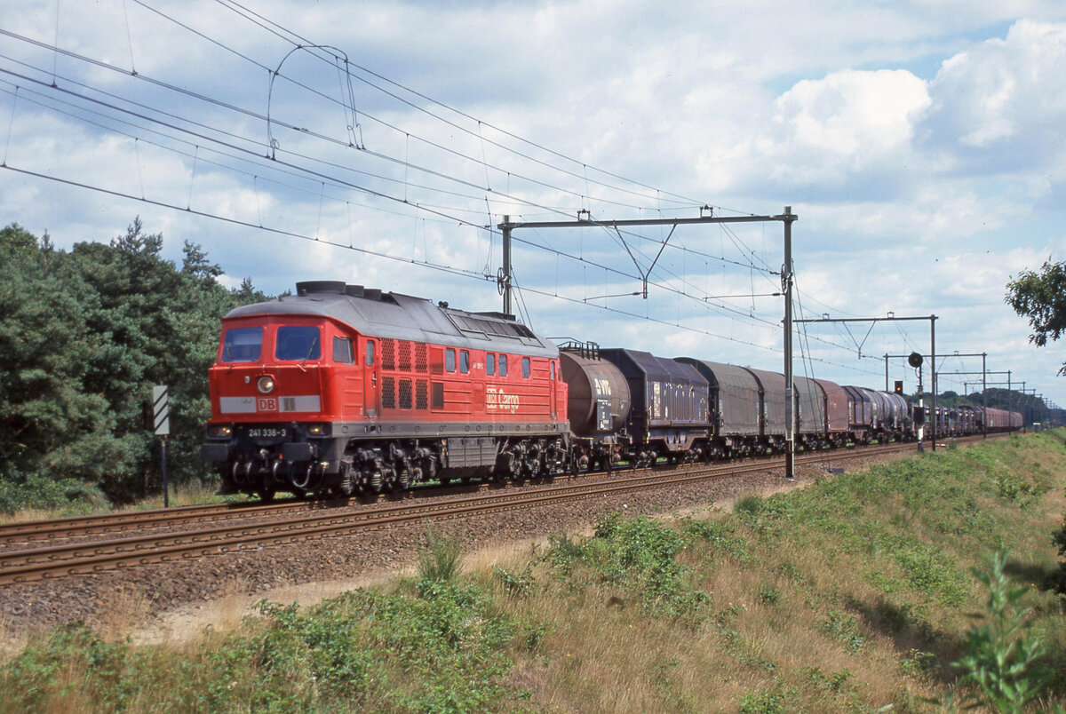 DB 241 338-3 mit Zug 45120 (Hagen Vorhalle - Beverwijk H) bei Wolfheze am 20.07.2000, 14.23u. Rechts im Hintergrund erkennt man ein Signal der Bauart 1946. Scanbild 8131, Fujichrome100.