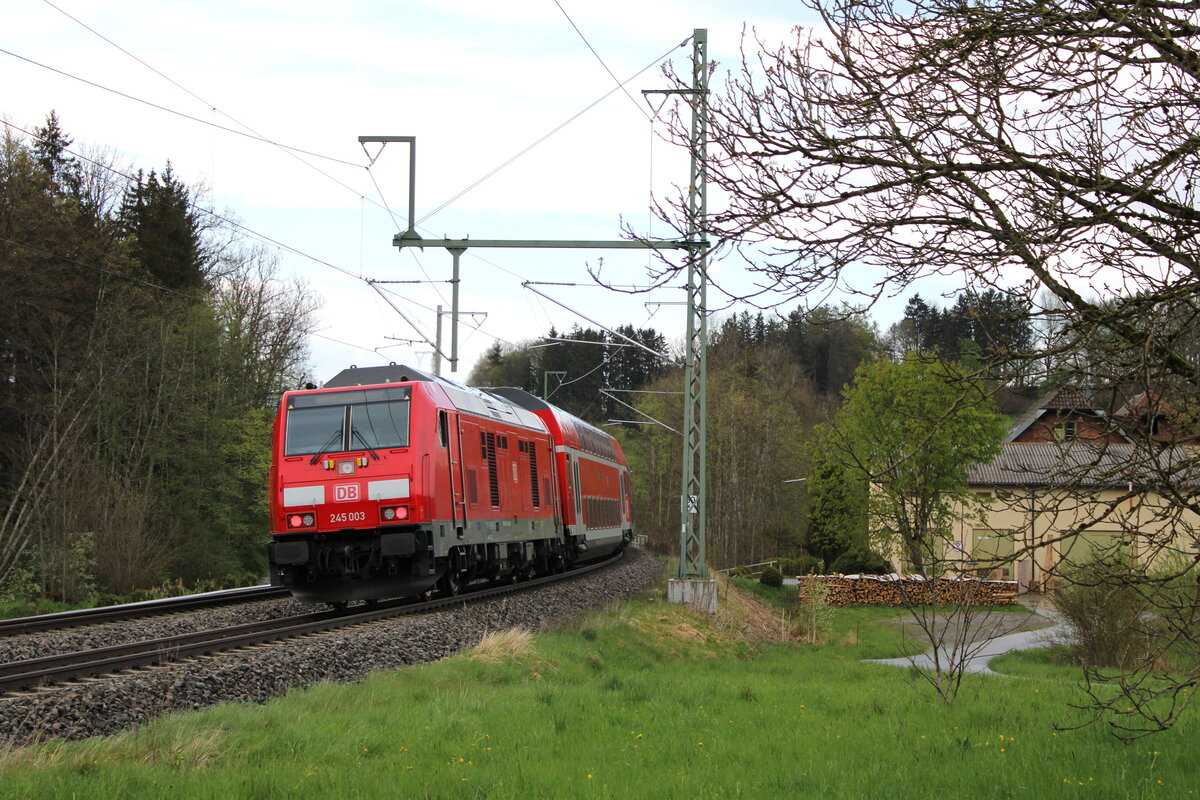 DB 245 003 schiebt ihren RE5 am 30.04.2022 von Lindau kommend durch den Schussentobel in Richtung Ulm und erreicht in Kürze Aulendorf.