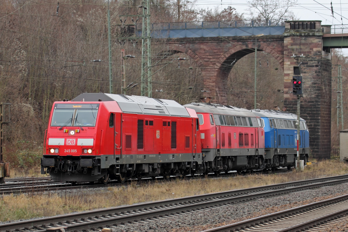 DB 245 005-4 mit 218 434-9 und Press 218 054-3(218 448-9) in Eichenberg 14.12.2021