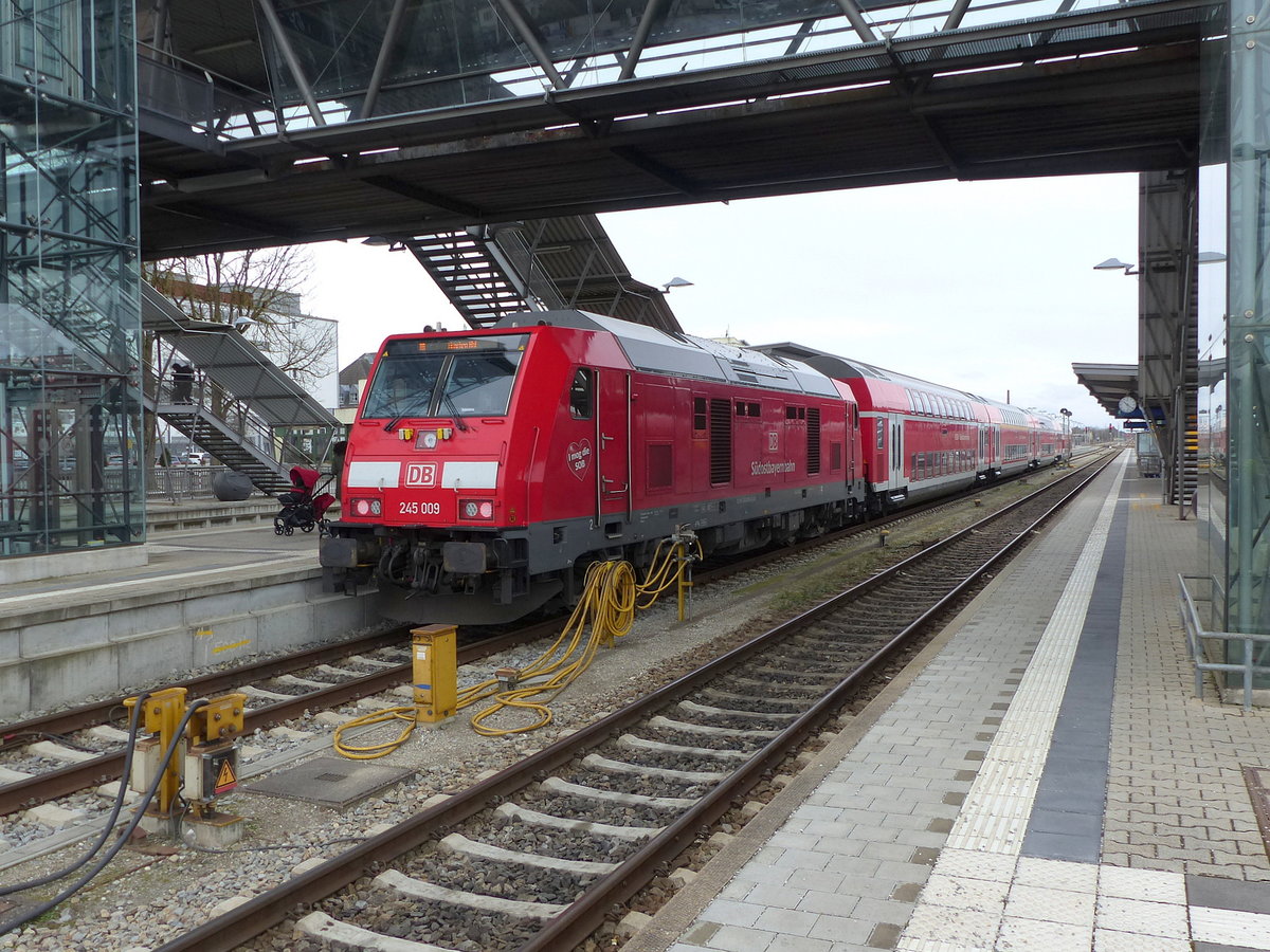 DB 245 009 mit der RB 27036 nach München Hbf, am 12.02.2020 in Mühldorf (Oberbay).
