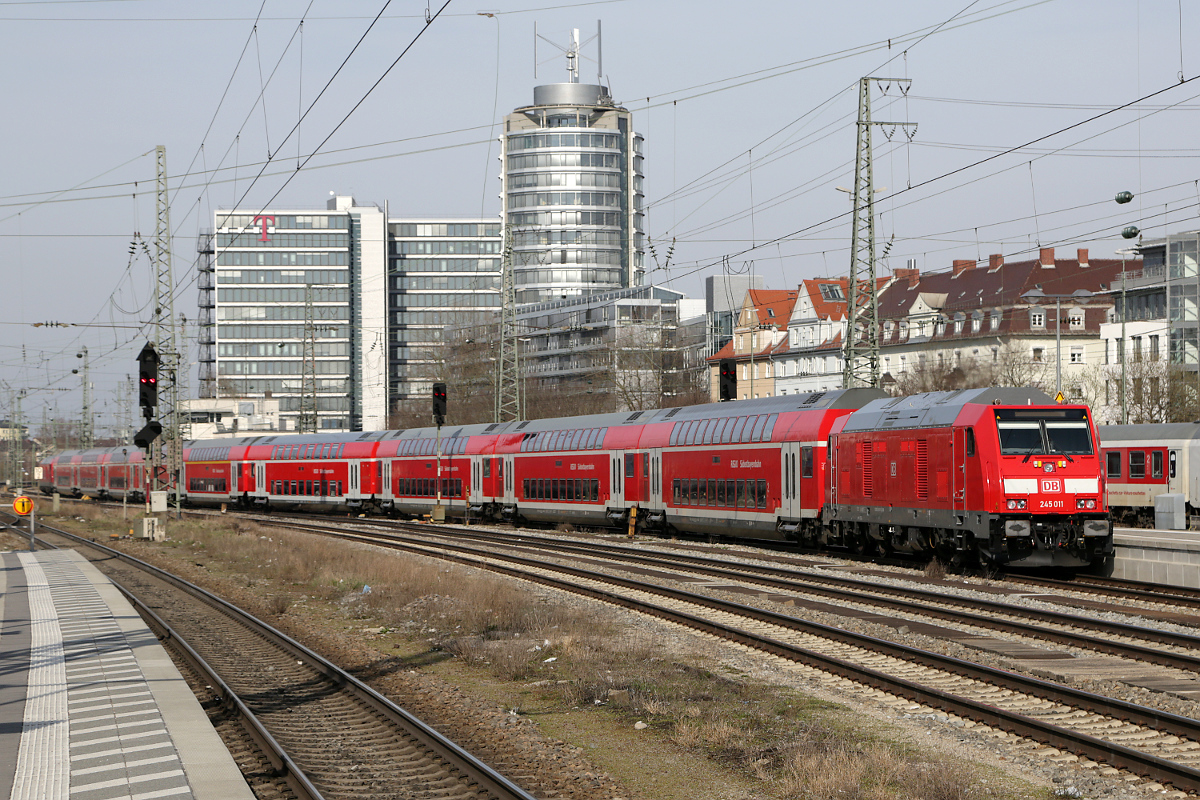DB 245 011 unterstützt ihre Schwester bei der Beschleunigung des RE 27013 München - Mühldorf, München Ost, 09.04.2015