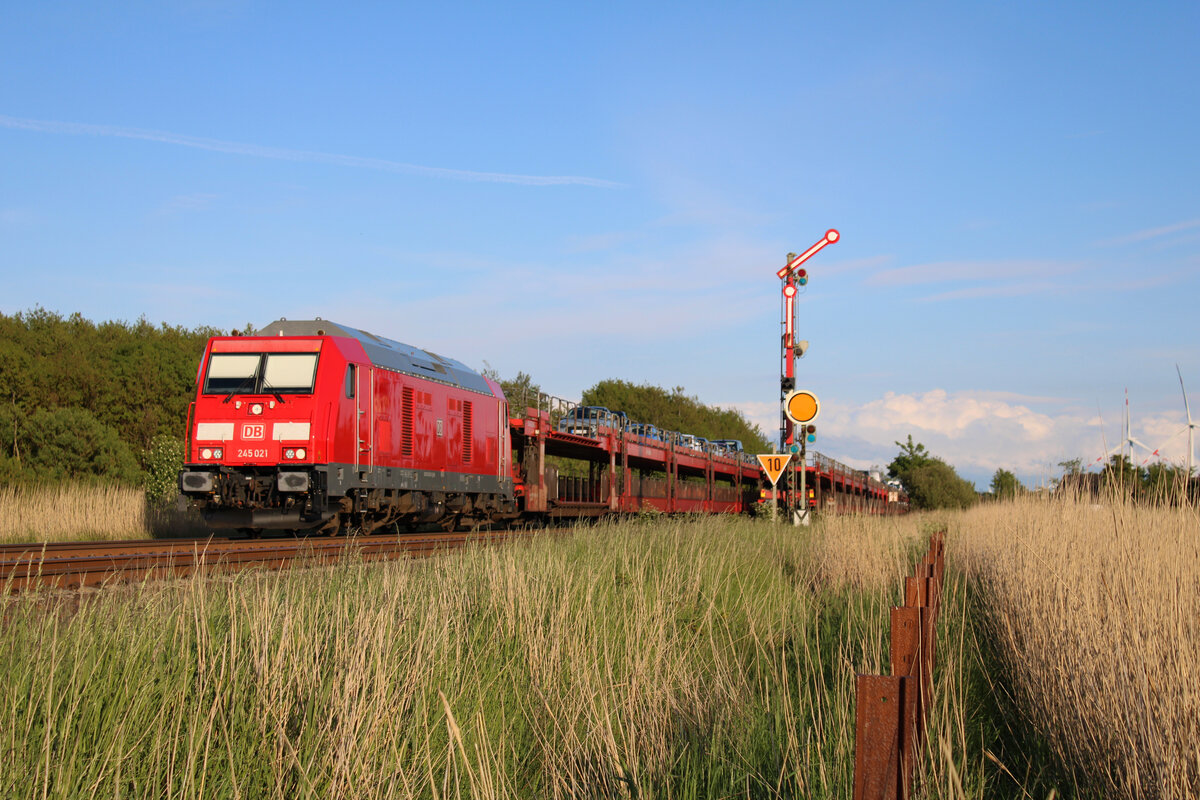 DB 245 021 fährt in der Abendsonne aus dem Bahnhof Klanxbüll und macht sich auf den Weg mit einem SyltShuttle-Autozug auf die Insel Sylt. (31.05.2022)