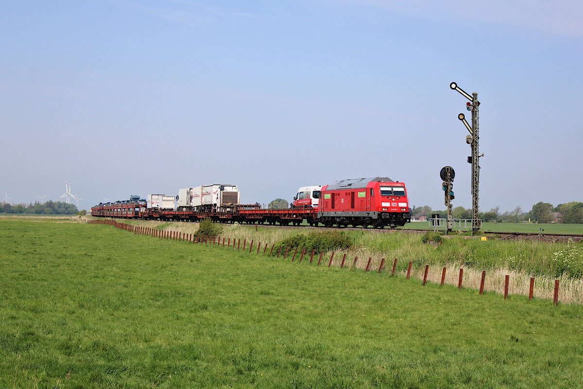DB 245 021 zieht einen SyltShuttle von Westerland(Sylt) nach Niebüll und erreicht hier gerade den Betriebsbahnhof Lehnshallig zur Zugkreuzung. (15.05.2023)