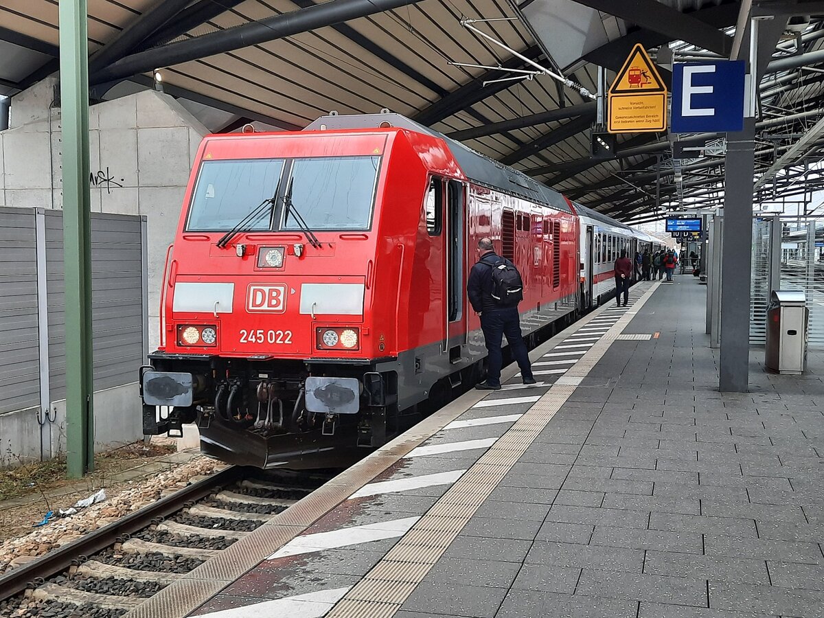 DB 245 022 mit dem IC 2155 von Köln Hbf nach Gera Hbf, am 11.02.2022 in Erfurt Hbf.