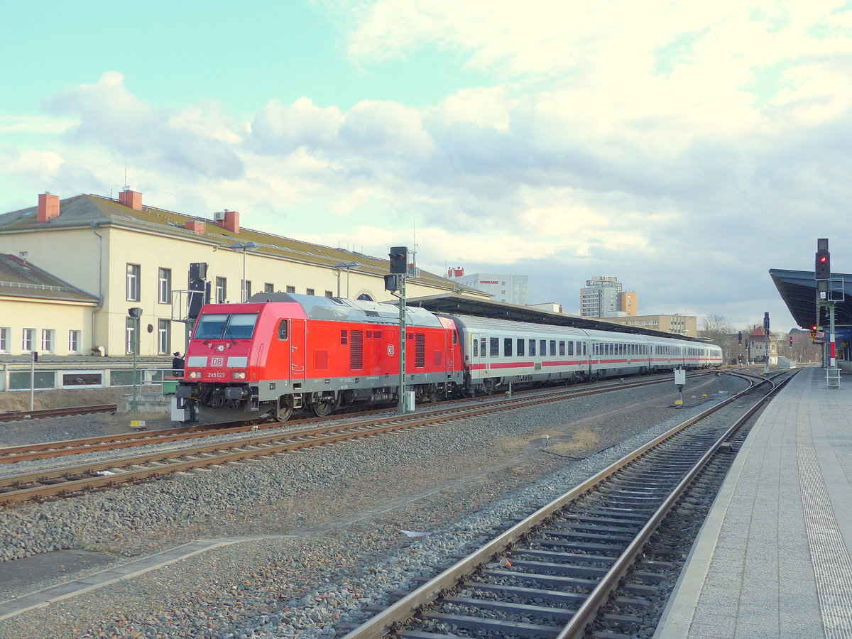 DB 245 023 mit dem späteren IC 2150 nach Kassel-Wilhelmshöhe, am 08.03.2019 in Gera Hbf. Bearbeitete Version.