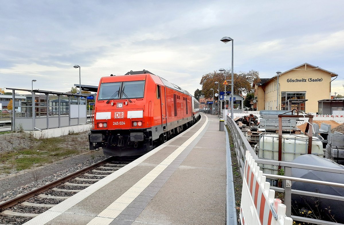 DB 245 024 als Schlusslok am IC 2151 vom Eisenach nach Gera Hbf, am 21.10.2020 in Jena-Göschwitz. Wegen Bauarbeiten verkehren die ICs von/nach Gera nur von/bis Eisenach und mit jeweils einer Lok der BR 245 vorn und hinten.