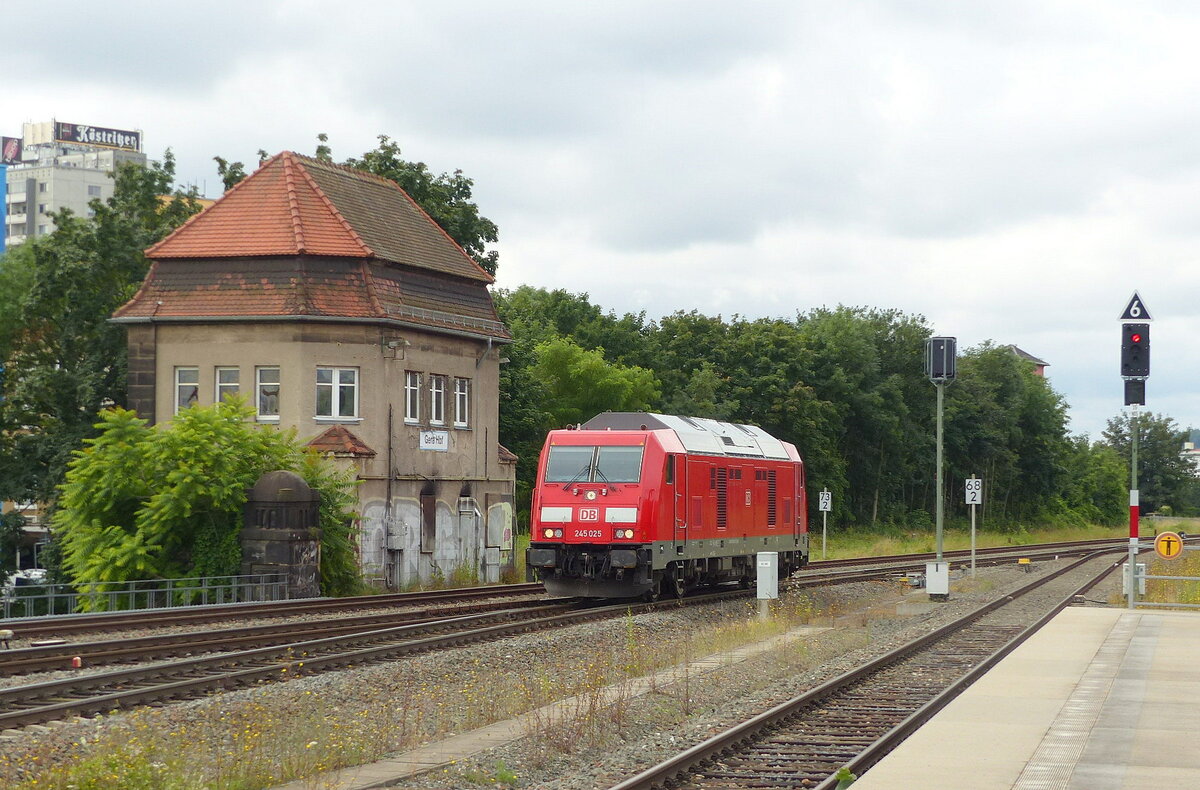 DB 245 025 am 04.08.2021 beim umsetzen neben dem ehem. Stellwerk Gs in Gera Hbf. Sie brachte den IC 2151 aus Kassel-Wilhelmshöhe.