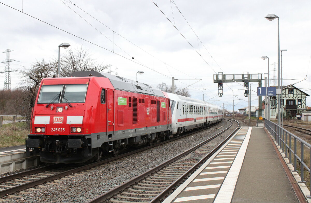 DB 245 025 mit dem IC 2155 von Köln Hbf nach Gera Hbf, am 05.04.2023 in Vieselbach.