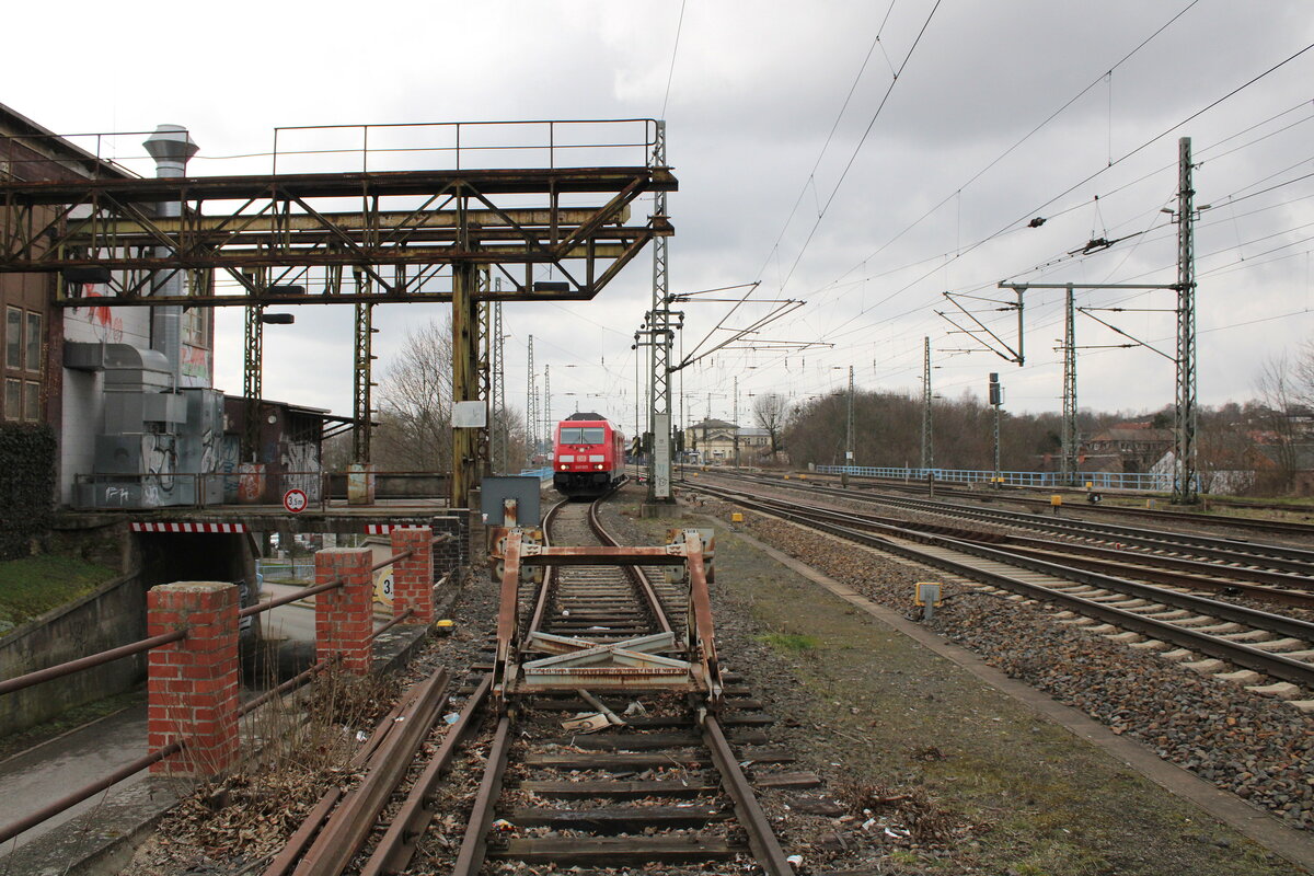 DB 245 025 wartet am 20.03.2023 in Gotha auf den IC 2155 aus Köln Hbf, den sie dann bis Gera Hbf bepsannen wird. Standpunkt ist hinter dem Ende des Abstellgleises.